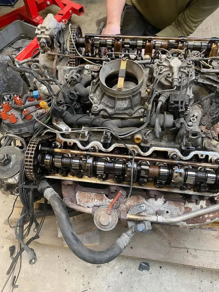 V8-motor met het inlaatspruitstuk verwijderd, nokkenassen en injectorbedrading in het zicht