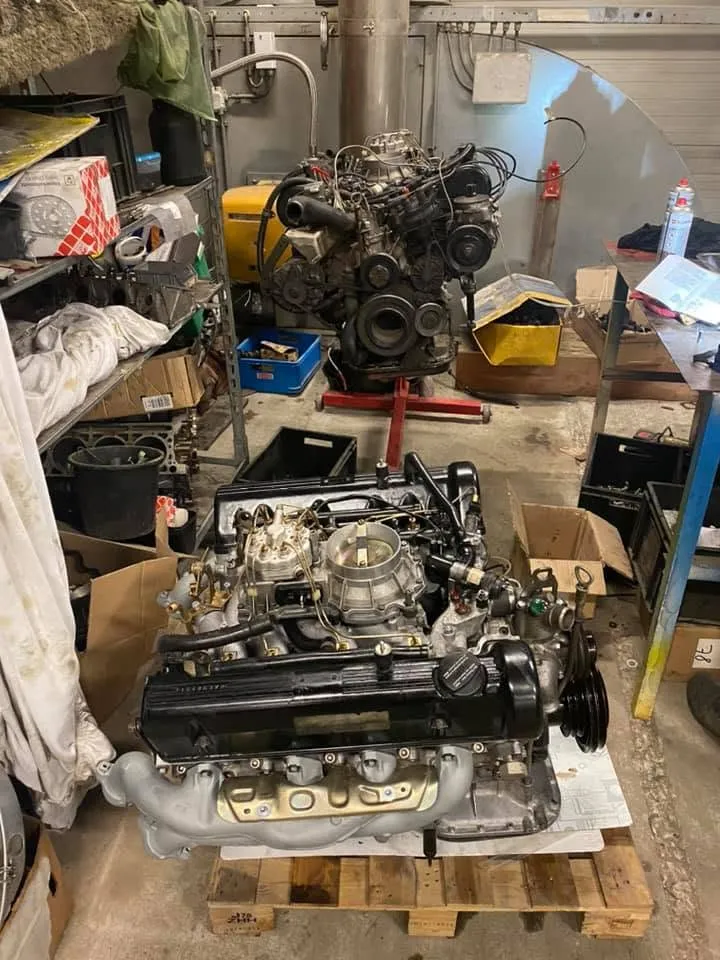 Twee Mercedes-V8-motoren in de werkplaats, één met de originele mechanische inspuiting