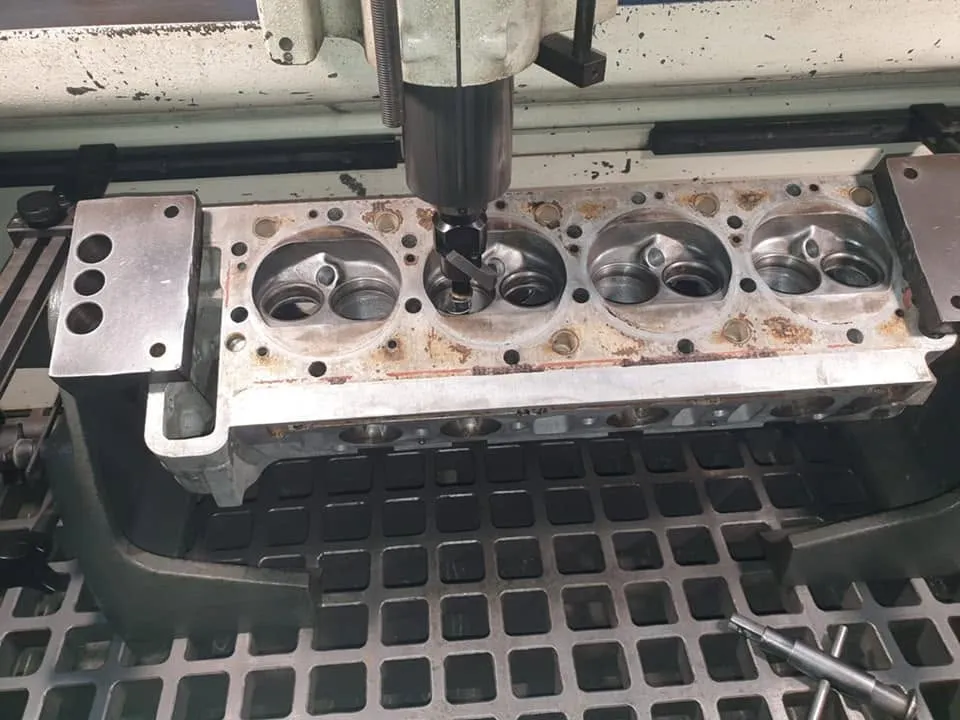 Cilinderkop opgespannen op een vlakbank in de werkplaats
