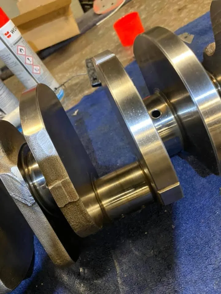 Gepolijste krukas van een Mercedes-V8 in close-up