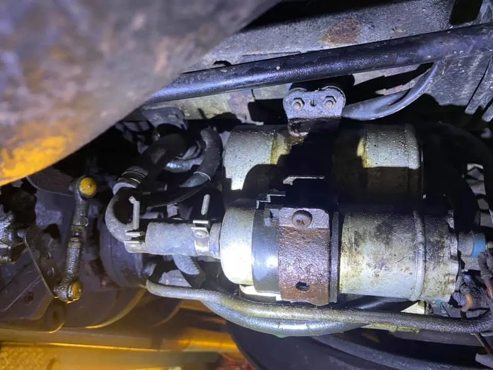 Achterophanging en subframerubbers aan de onderzijde van een klassieke Mercedes