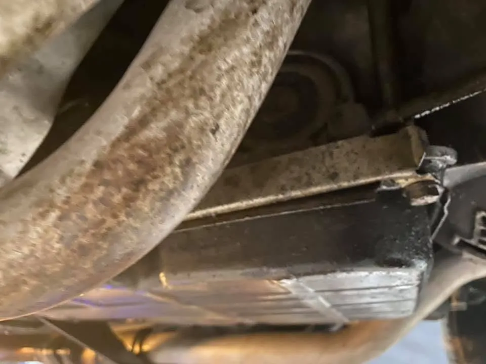Detail van een bodemplaat met roestvorming aan de onderzijde van een klassieke Mercedes