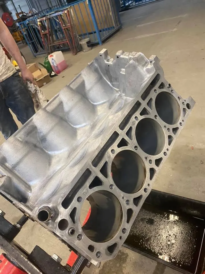 Gestript en schoongemaakt V8-motorblok met open cilinders