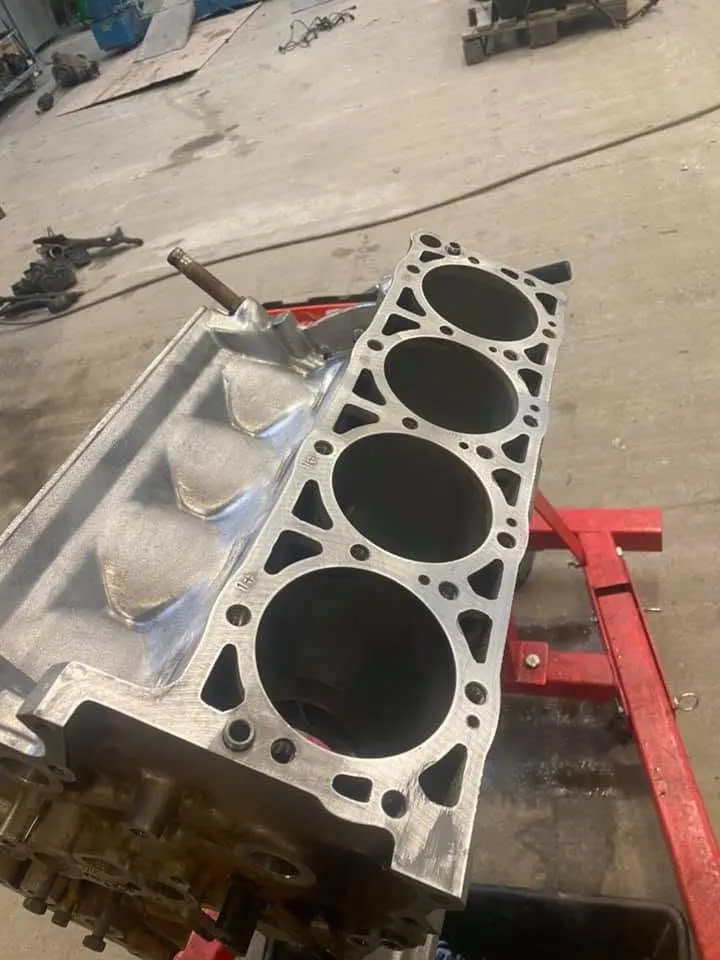 V8-motorblok met nieuwe zuigers in de cilinders