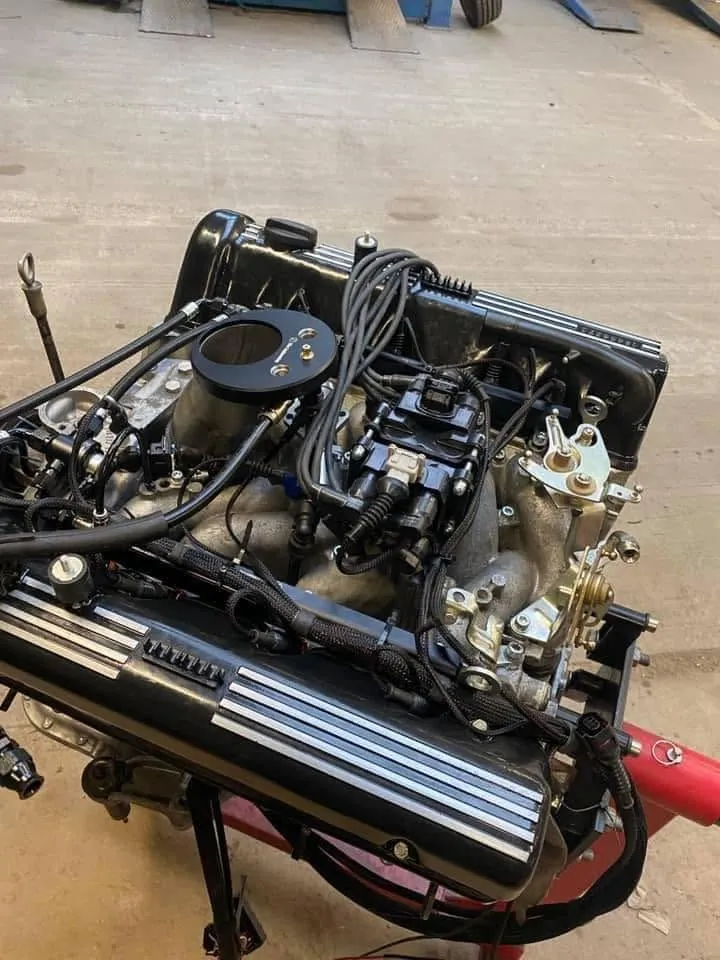 Mercedes-V8 met compleet gemonteerde inspuiting en inlaatspruitstuk