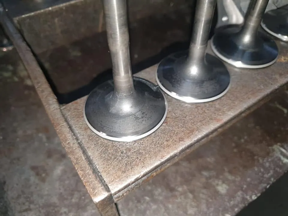 Nieuwe ventielen op een rij voor montage